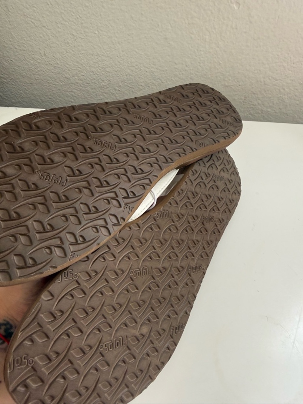 Flojos Brown Footbed White Straps Tie-Dye Pink Teal Accent Sandals - Picture 4 of 4